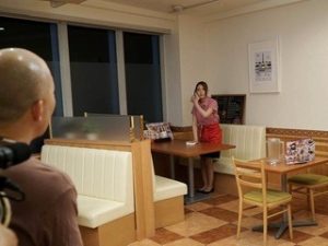 Cô giúp việc xinh đẹp và ông chủ dâm