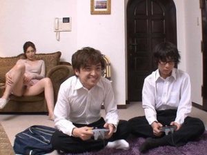 Không mặc quần lót nằm trên ghế sexy