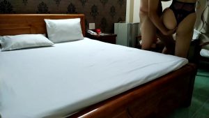 Đè cô bạn học ra chơi