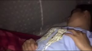 Lén phang lồn em lúc say giấc