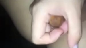 Bé dâm nhét đồ vào lồn