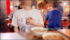Khoe hàng trong quán phở