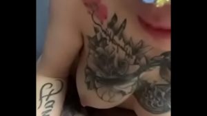 Dâm nữ show mình xăm trổ trên live