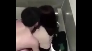 Chịch gái trong toilet