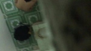 Em hàng xóm tay vịn