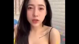 Gái đĩ livestream khoe vú to