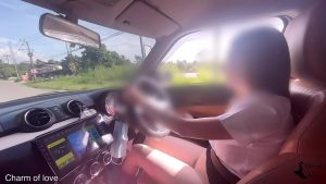 Gái dâm khoe lồn trên xe
