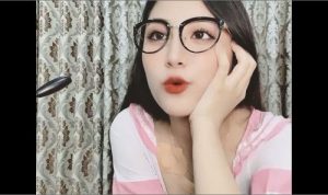 Gái xinh kính cận dâm đãng