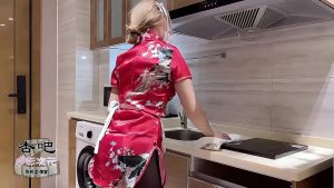 Em giúp việc đang dọn dẹp thì lôi em và giường đụ