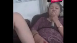 Bà cô máy bay livestream móc cua
