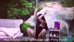 Quay video cho con phò múa cột trước giờ chịch