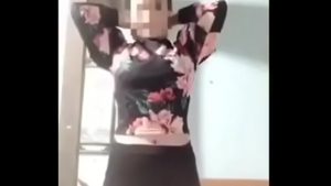 Em gái vùng cao lên phố không có tiền nên phải show hàng