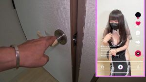 Gái nứng đang show bị đột nhập bắt bú cu